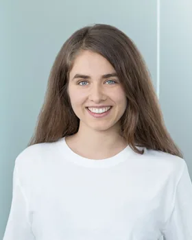 Carla Baur vom Team der Arztpraxis Baden am Empfang