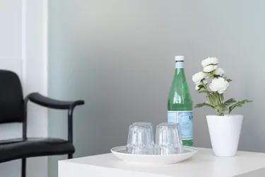 Wartezimmer der Arztpraxis Baden mit Wasser und frischen Blumen