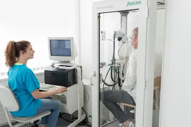 Bodyplethysmograf: gläserne Druckkammer für die Ganzkörper-Lungenfunktionsprüfung
