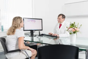 Dr. Essig im Gespräch mit einer Patientin in der Sprechstunde der Arztpraxis Baden