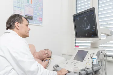 Herzultraschall: Dr. Essig untersucht einen Patienten mit dem Ultraschallgerät